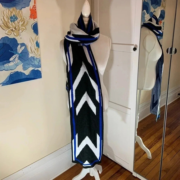 Express Chevron Knitted Oblong Scarf - Picture 5 of 5